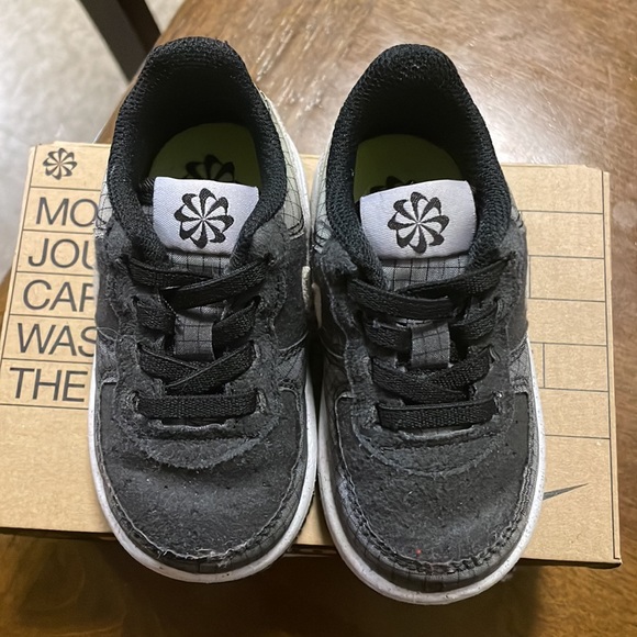 Nike Sneakers - Picture 3 of 4